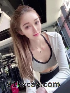 外射漂亮蜜桃臀健身女神