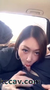 长发红唇 露脸少妇车内卖力吃鸡