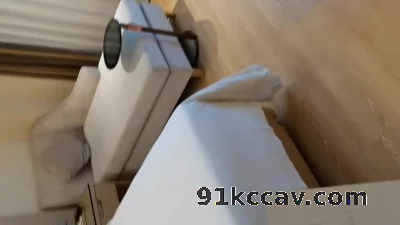 情人一边挨操一边和闺蜜打电话，孩子在旁边不方便，约好一起双飞