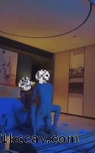 看着单男在面前3p蹂躏老婆