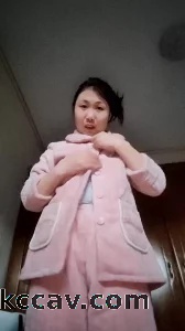朴素的睡衣下有淫荡的肉体