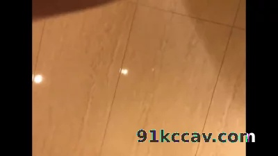看简见有你想要的！和26岁奶子圆润坚挺人妻饭店卫生间偷情口爆后入内射