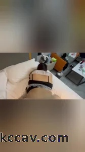 边尻边拿皮鞭子抽母狗，真好玩