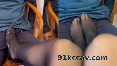 老板没顶住被走了一天的秘书掏出鸡吧骚臭黑丝脚足交了