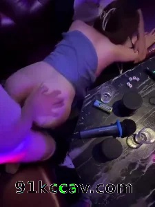 在KTV后入你们的反差女神