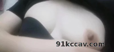 少妇的奶子挺大，皮肤挺白