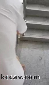 楼梯间的性爱，后面有人经过
