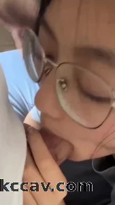 眼镜斯文女大学生小心翼翼的口
