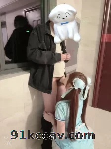 中华娘在楼梯口口交后被狠狠地后入
