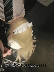 带着女仆装反差母狗和单男在酒吧卫生间双排吃鸡