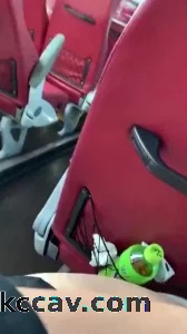 和身材火爆的女友长途大巴最后一排啪啪玩车震 超刺激