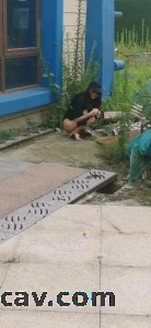 “不要开，门口有人”最美的母狗姿势崛起屁股在门后的楼梯挨操中途开门