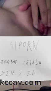 陌陌聊的一个骚货给我发来的自卫视频