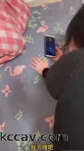 打电话偷情老公问“孩呢？孩在外看动漫片”