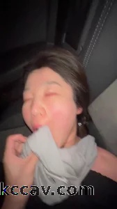 搭讪人妻后在车内用内裤捂脸干