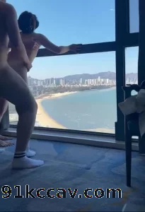 在落地窗前和女友舌吻让单男狠狠后入