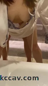 老婆露脸3p被干，面对镜头发骚