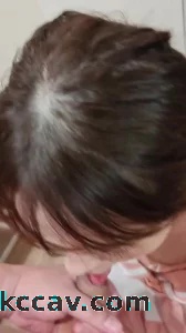 羞涩的女友打飞机，强制射她嘴里