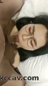 十个女人，九个骚。还有一个戴眼镜在吃鸡
