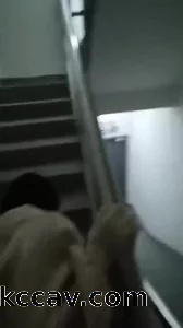 漆黑的楼道拐弯