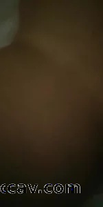 骚逼先用假屌插她