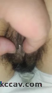 趁骚妇老公加班，在他们的床上玩弄她的骚逼