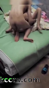 老公在旁坐着撸管，单男无套内射老婆。
