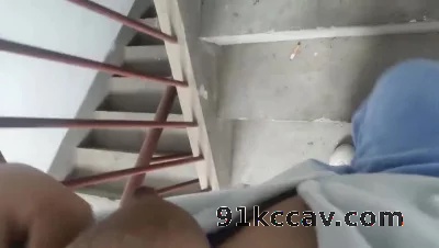 原创自拍哺乳期巨乳母狗楼道初露出