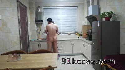 [原创] 单男说饿了，老婆去厨房做好吃的，没忍住厨房里3P