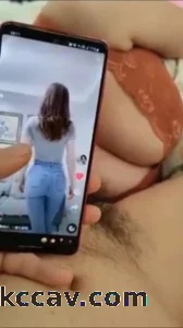 一边刷着抖音，一边享受大奶老婆的口交