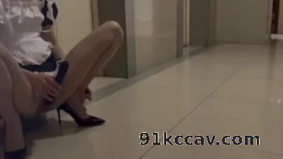 情妇在她家电梯前自摸然后去邻居家门口做爱