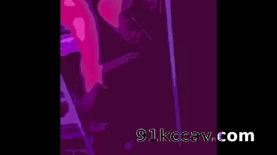 紫色氛围灯下的爱