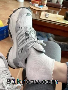 白袜运动鞋足交