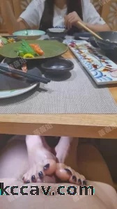 约御姐吃日本料理，没想到她直接在桌子底下偷偷给你足交，实在是刺激！