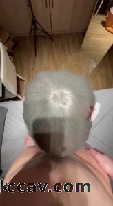 B站上屌丝追捧的妹子在我胯下当母狗