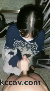 下课和学妹在楼梯间找刺激