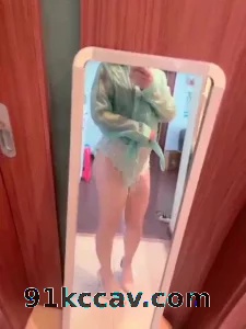 骚老婆自拍给狼友欣赏