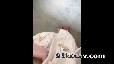 绝对真实！调教小母狗大衣楼梯间裸行露出自慰喷水