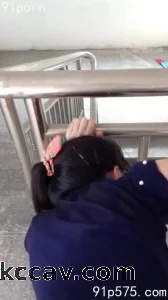 回来就拉着我楼梯间