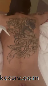 背后纹身的妹子