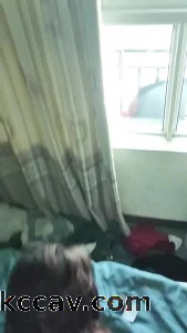 矮个子女孩独自旅游