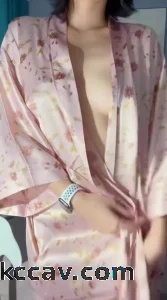 丰满白虎解开浴袍展示完美身材