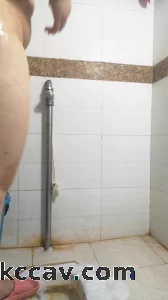 巨乳坦克洗澡