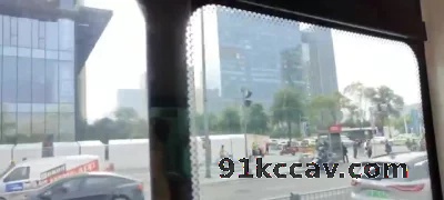 女友公交车坐最后一排漏出