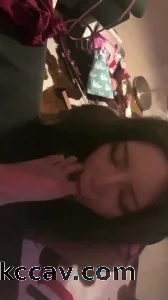 小女奴认真吃脚
