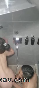 单男给娇妻清洗下体