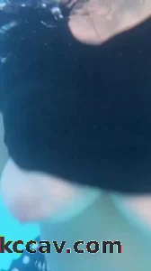 大奶子老婆在游泳池露出，给我撸鸡巴，真刺激！