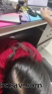前台小姐姐又偷偷跑来吃我的鸡吧，一边工作一边被吃鸡是什么感受？