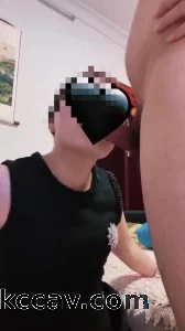 一边吃鸡吧，一边用震动棒把自己玩到高潮，再把鸡吧放进去抽插