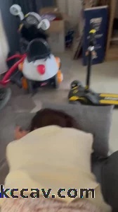 路边店里不脱裤子直接干，外面人来人往